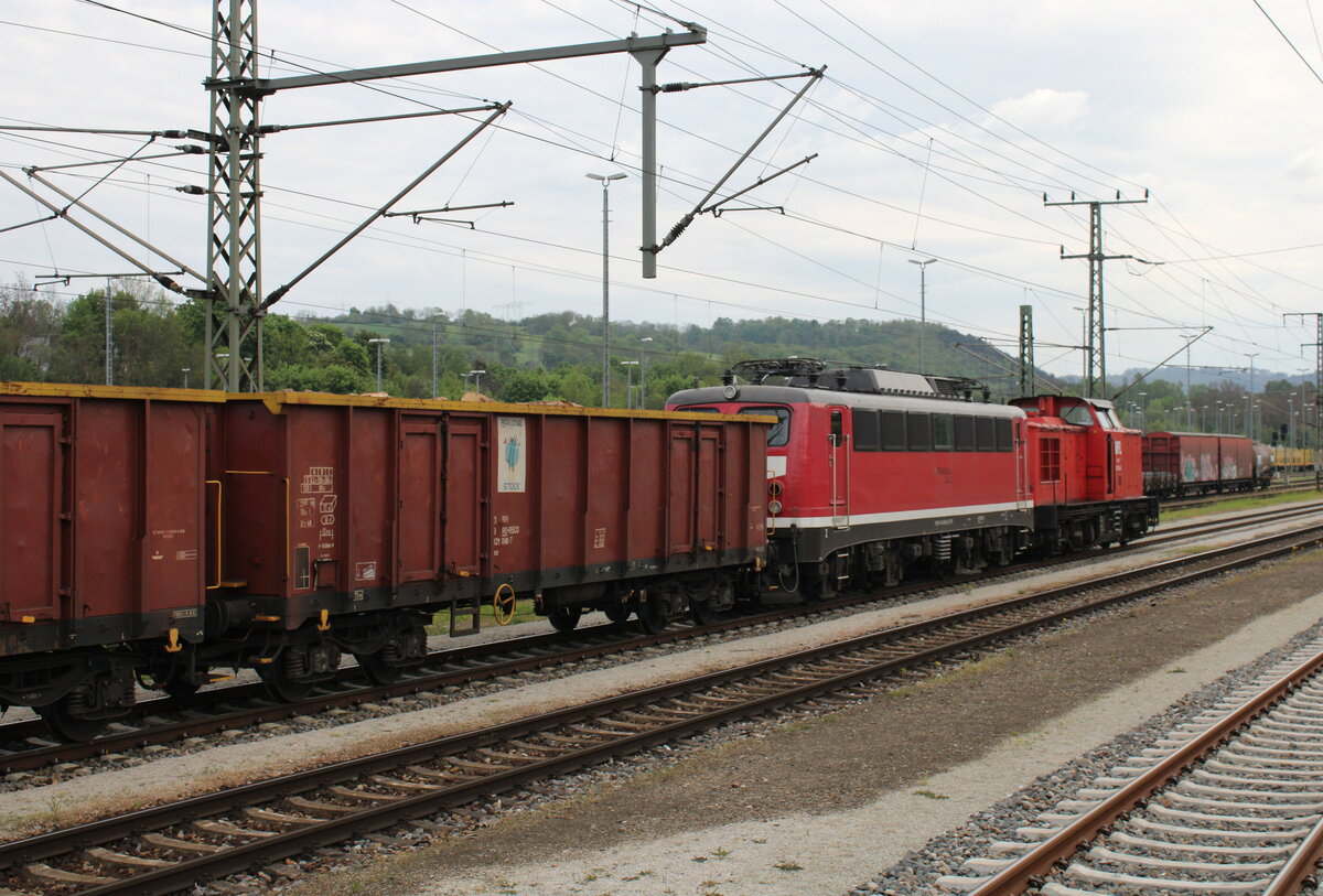 Am 12.05.2023 drckte die WFL 202 264-8 die TRG 140 855-8 und mit Holz beladene rumnische Eaos-Wagen von Rolling Stock in den Bahnhof von Saalfeld (S).