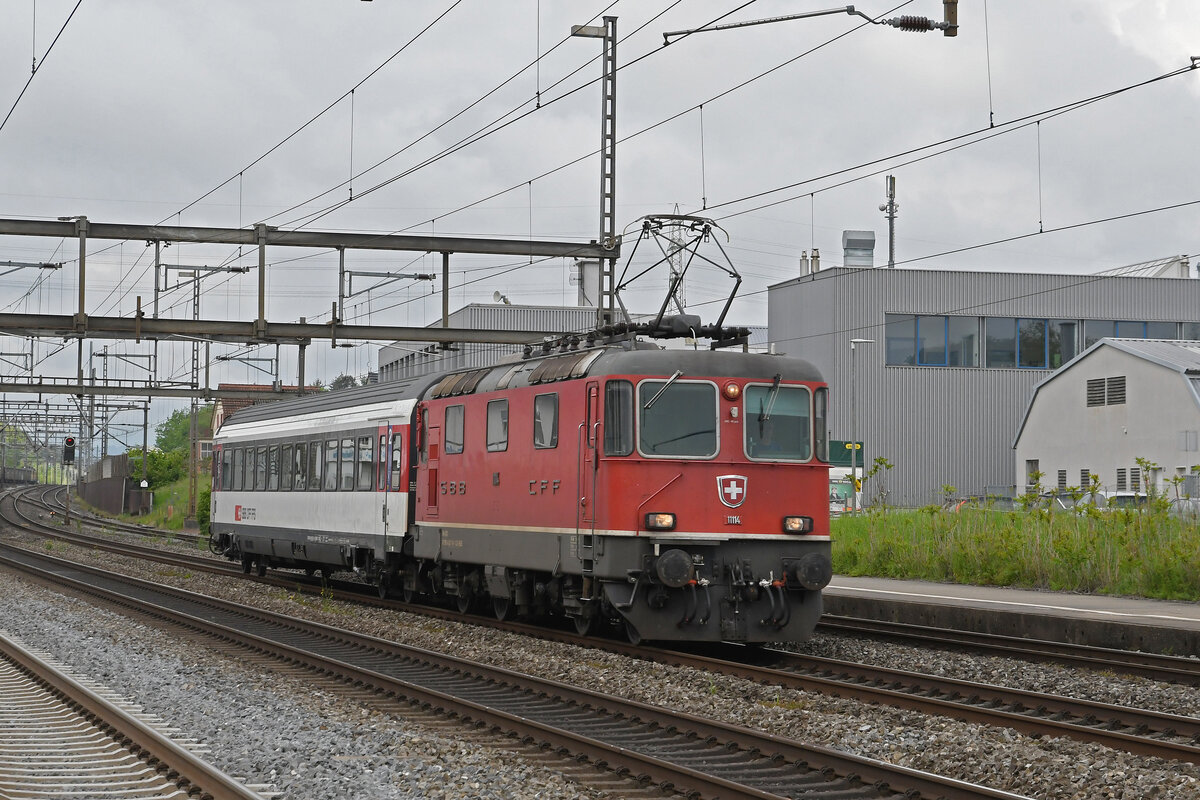 Am 12.05.2023 schleppt die Re 4/4 II 11114 den B 50 85 21-94 021-4 durch den Bahnhof Rupperswil.
