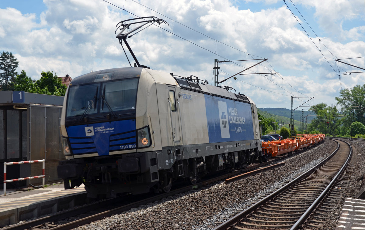 Am 12.06.17 rollte 1193 980 der WLC mit einem Ganzzug leerer Wascosa-Taschenwagen durch Retzbach-Zellingen Richtung Gemünden.