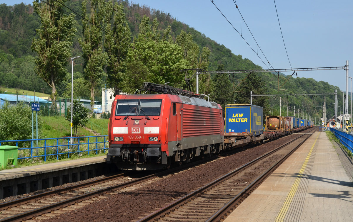 Am 12.06.19 führte 189 058 einen Container- und KLV-Zug durch Dobkovice Richtung Usti nad Labem.