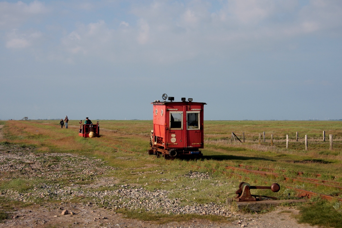 Am 12.06.2012 haben die Loren 6 und 25 die Hallig Langeness erreicht und werden gleich in den Bf einfahren.