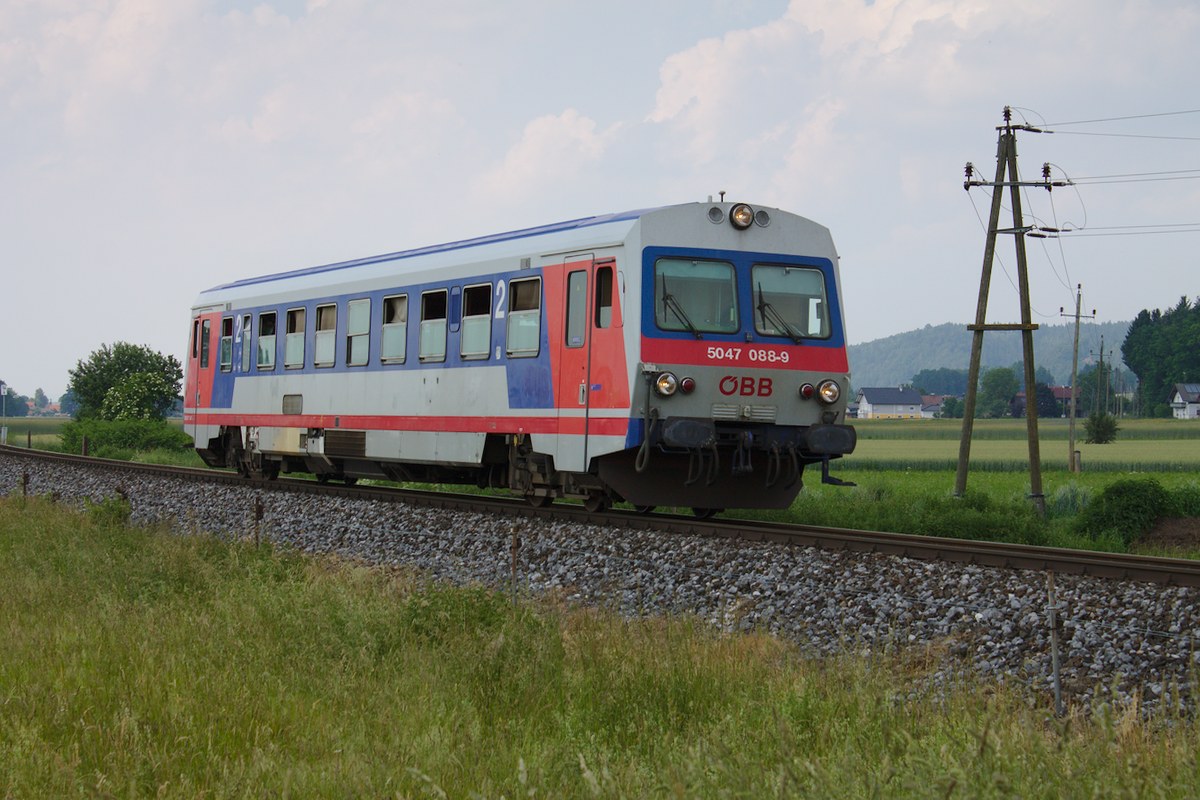 Am 12.06.2014 war ich wieder einmal im Mattigtal unterwegs, wo ich 5047 in Ein-, Zwei- und Dreifach-Traktion sowie eine Wendezuggarnitur mit 2016er fotografieren konnte. Hier im Bild der allein fahrende 5047.088 kurz vor Munbderfing in Fahrtrichtung Steindorf bei Straßwalchen.