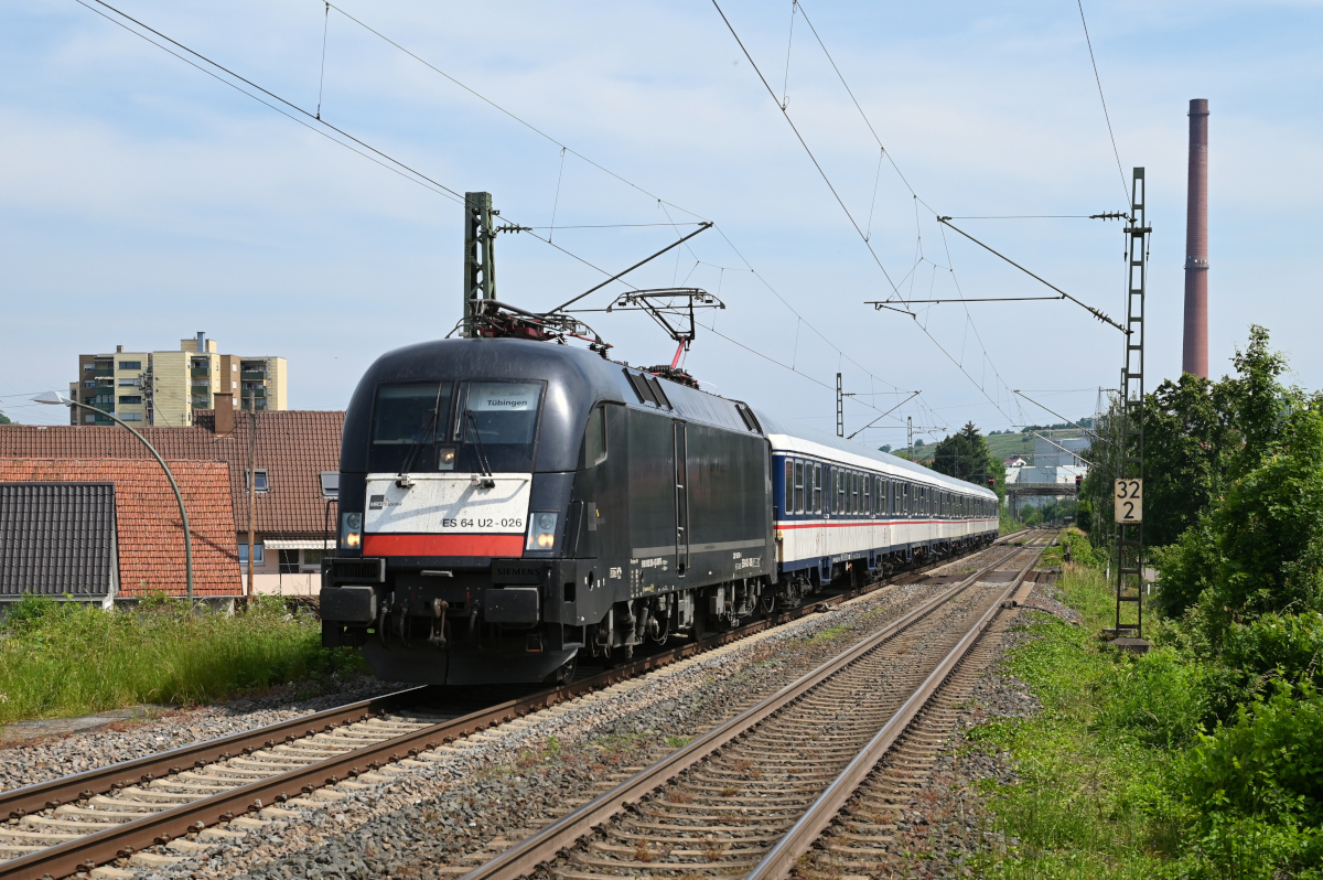 Am 12.06.2021 ist 182 526 mit einem der letzten RE10-Ersatzzüge auf der Frankenbahn unterwegs. Hier zu sehen bei der Einfahrt in den Bahnhof Walheim. Fotografiert vom Bahnsteigende.