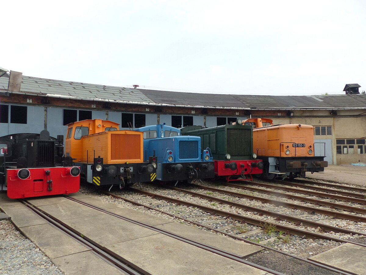 Am 12.06.2021 präsentierten sich die TEV 100 886-1 + 102 125-2 + V22 + V 36 032 + 105 152-3 im Eisenbahnmuseum Weimar.