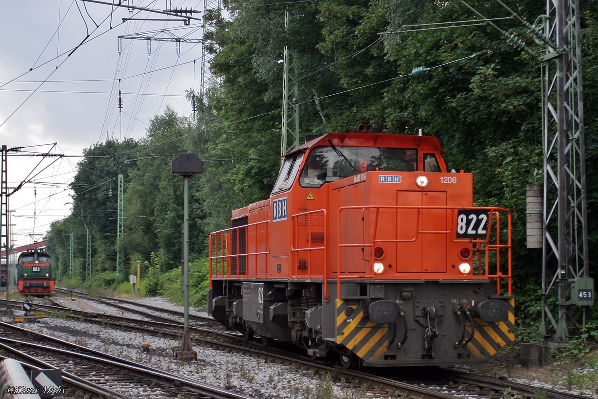 Am 12.07.2007 verlässt RBH822 (NVR-Nr.:92 80 1275 003-2 D-DISPO) den ehemaligen Übergabebahnhof Recklinghausen-Hochlarmark. Im Hintergrund wartet RBH003 (NVR-Nr.:97 80 1200 003-7 D-RBH), Die 1976 gebaute Henschel E1200 ist mittlerweile ausgemustert und im Eisenbahnmuseum Dahlhausen zu bewundern.