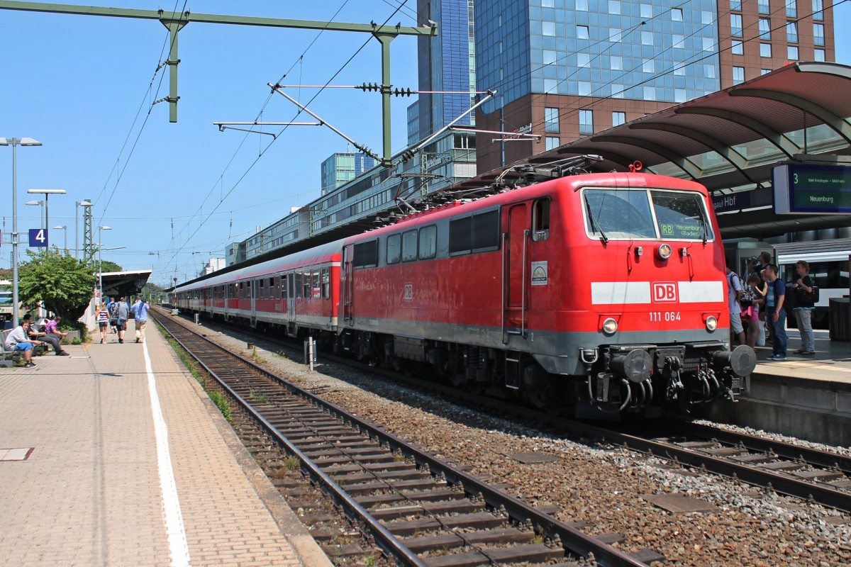 Am 12.07.2013 fuhr 111 064 mit einer RB nach Neuenburg (Baden) auf Gleis 3 des Freiburger Hbf ein.