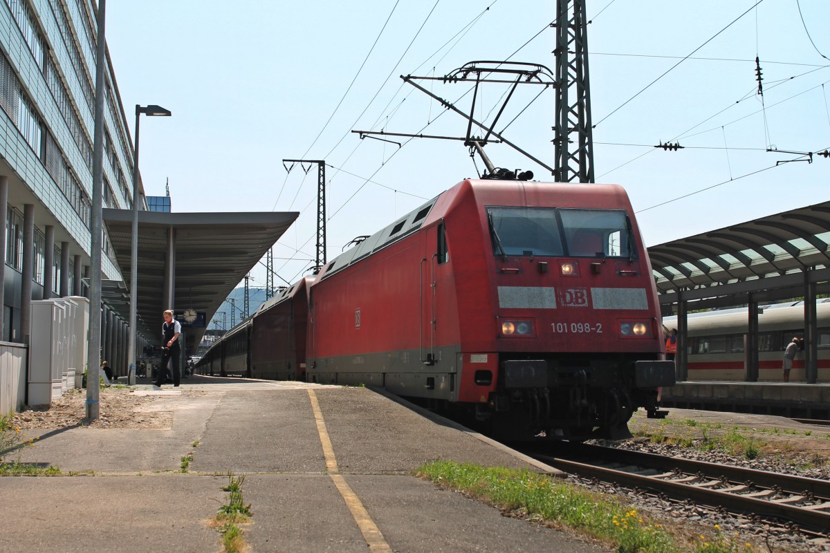 Am 12.07.2013 hatte 101 119-6 einen Kurzschluss und musste ca. 2 Stunden warten, bis 101 098-2 aus Karlsruhe kam. Hier steht 101 098-2 schon Abfahrbereit in Freiburg Hbf und wartet nun auf die 3 Stunden spätere Abfahrt.