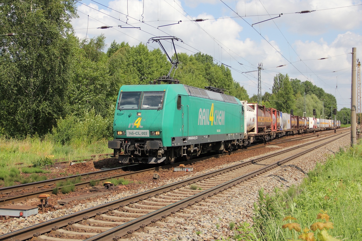 Am 12.07.2013 war die 145 094-9 (145-CL 003), obschon für Captrain unterwegs, noch im alten R4C-Look unterwegs. Hier ist sie mit einem Containerzug in Leipzig-Thekla.