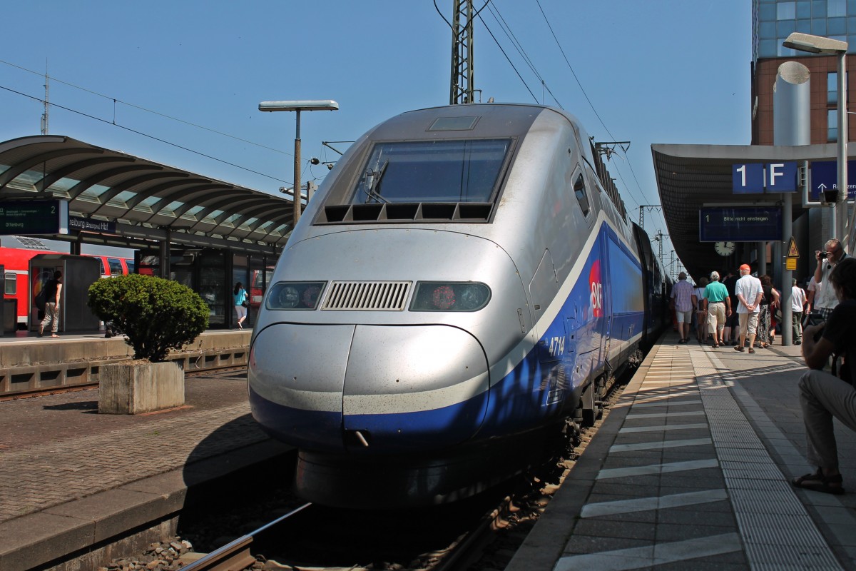 Am 12.07.2013 wurde in Freiburg (Brsg) Hbf die neue TGV Linie von Freiburg nach Paris vorgestellt. In Form des TGV 4714 (310 028-0/310 027-2) wurde die Prsentation durchgefhrt und hier steht der Zug als Sdz TGV von Mulhouse-Ville nach Freiburg Hbf kurz nach dem Ankommen auf Gleis 1.