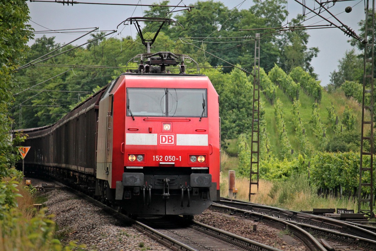 Am 12.072014 bespannte die 152 050-1 den 49150 (Bludenz - Bremen Kaiserhafen) von Basel/Weil am Rhein bis zum Endbahnhof. Hier ist der Zug kurz vor dem Abzw. Leutersberg auf der KBS 703 in RIchtung Norden unterwegs. (Teleaufnahme)