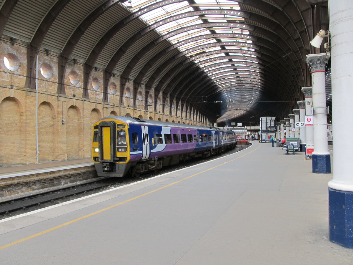 Am 12.07.2016 steht ein Dieseltriebzug der Klasse 158 von Northern im Bahnhof York zur Abfahrt bereit.