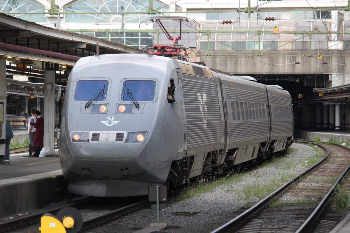 Am 12.07.2017 steht Snabbtåg 429 nach Göteborg im Bahnhof Stockholm C zur Abfahrt bereit.