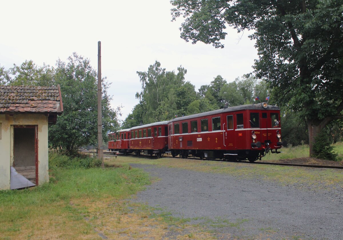 Am 12.07.25 wurde die Eisenbahnstrecke Tršnice-Luby u Chebu 125 Jahre alt. Das wurde natürlich auch gefeiert. 801 515 mit Beiwagen und 801 487 fuhren einige planmäßige Umläufe. Hier ist der Zug als Os 27206 in Nový Drahov zu sehen.