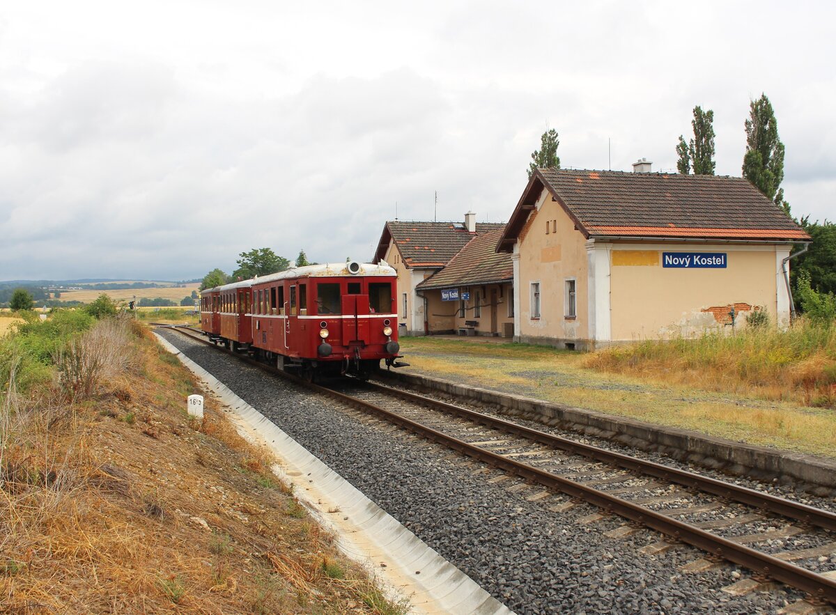 Am 12.07.25 wurde die Eisenbahnstrecke Tršnice-Luby u Chebu 125 Jahre alt. Das wurde natürlich auch gefeiert. 801 515 mit Beiwagen und 801 487 fuhren einige planmäßige Umläufe. Hier ist der Zug als Os 27207 in Nový Kostel zu sehen.
