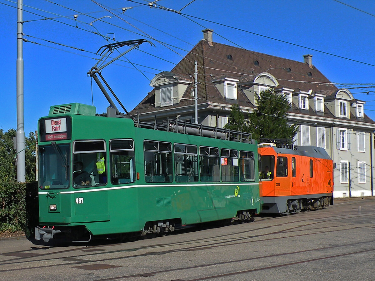 Am 12.08.2013 schleppt der Be 4/4 497 den defekten Schienenreiniungswagen 2330 ins Depot Dreispitz. Aufnahme Basel.