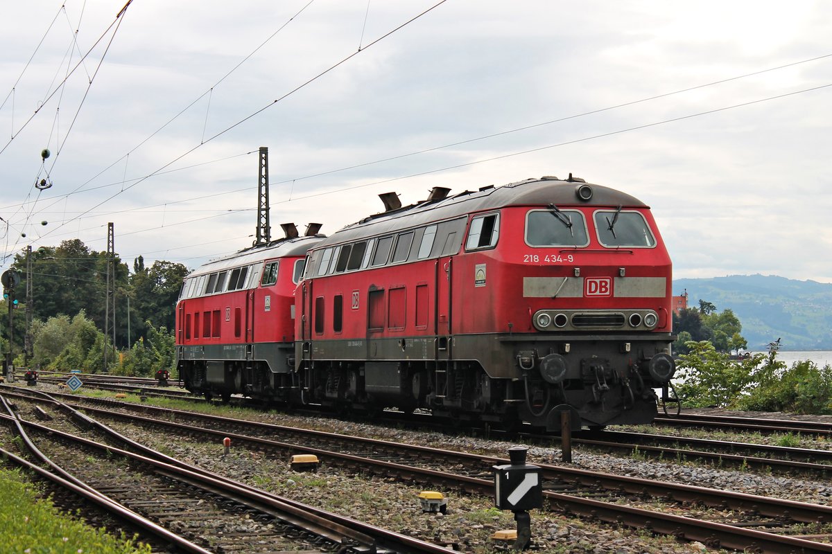 Am 12.08.2016 stand 218 434-9 zusammen mit 218 499-2 auf dem Bahndamm in Lindau, und wareten darauf ins BW von Lindau Hbf fahren zu können. Zuvor brachten die zwei 218er den IC 119 nach Innsbruck an den Bodensee.