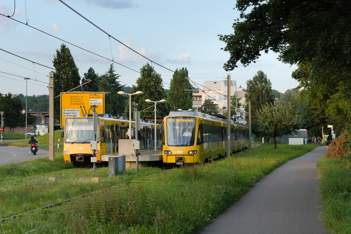 Am 12.08.2021 macht sich ein DT8.12 als U12 auf den Weg nach Dürrlewang. Nebenan wird ein DT8.S gleich in den Betriebshof Remseck einrücken und nur bis zur Haltestelle Mühle fahren. Hier zu sehen an der Endhaltestelle Neckargröningen Remseck.