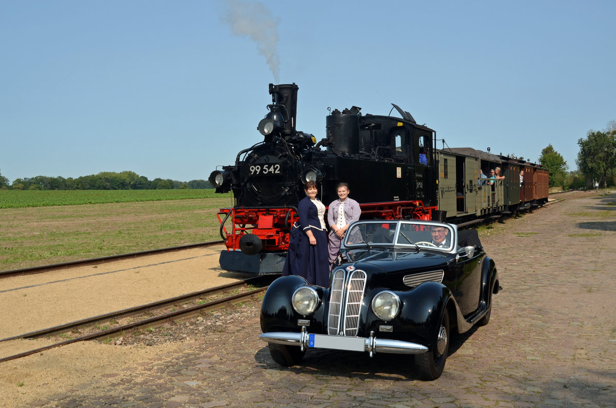 Am 12.09.20 wurden die beiden Damen, welche zuvor mit dem Personenzug von Oschatz kamen, im Bahnhof Naundorf von ihrem Chauffeur abgeholt.