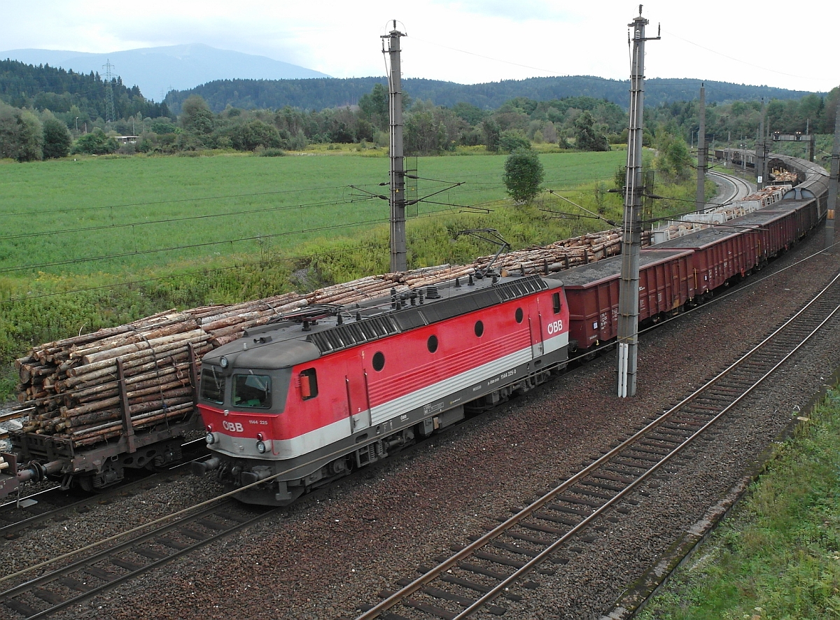 Am 12.09.2014 befindet sich 1144 225-0 mit einem gemischten Güterzug kurz vor der Durchfahrt des Bahnhofs Fürnitz.