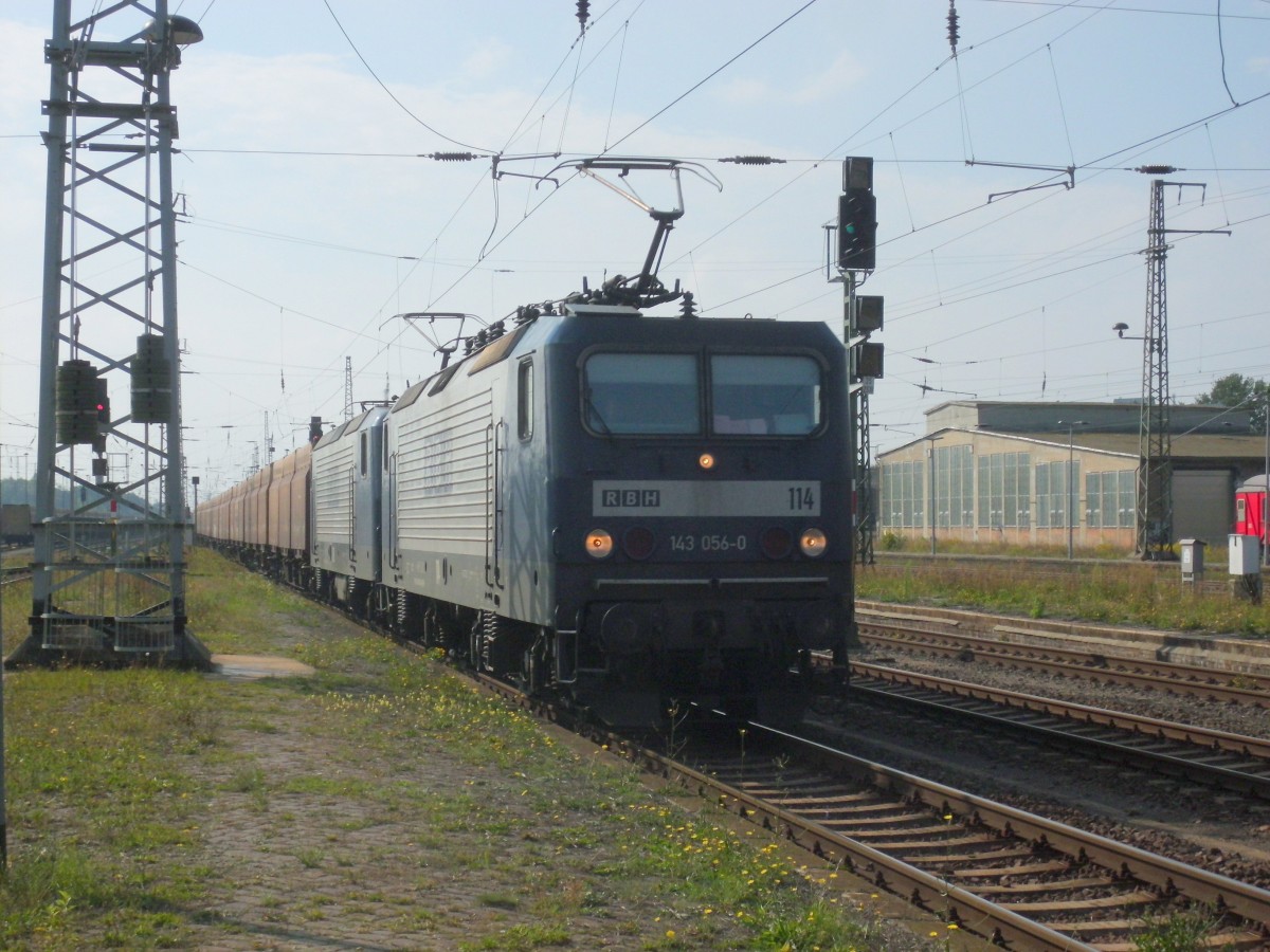 Am 12.09.2015 kam RBH 114 (143 056)&RBH 108 (143 916)mit einem Hackschnitzelzug aus Richtung Wittenberge nach Stendal und fuhr weiter nach Magdeburg.