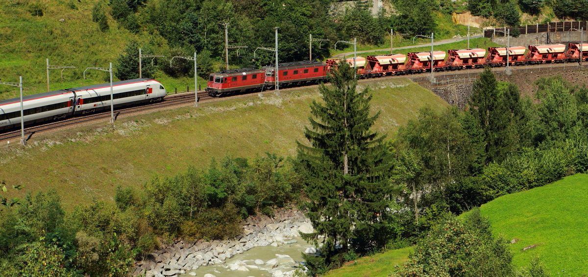 Am 12.09.2016 begegnen sich ein RABDe 500 und eine Re 10/10 in der Wattinger Kurve unterhalb von Wassen