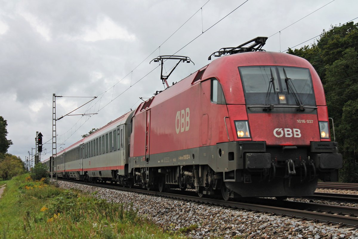 Am 12.09.2017 bespannte 1016 037 zusammen mit der 1016 047, welche am Zugschluss schob, den EC 113 (Frankfurt (Main) Hbf - Klagenfurt Hbf) als sie bei Zorneding in Richtung Rosenheim/Salzburg fuhren.