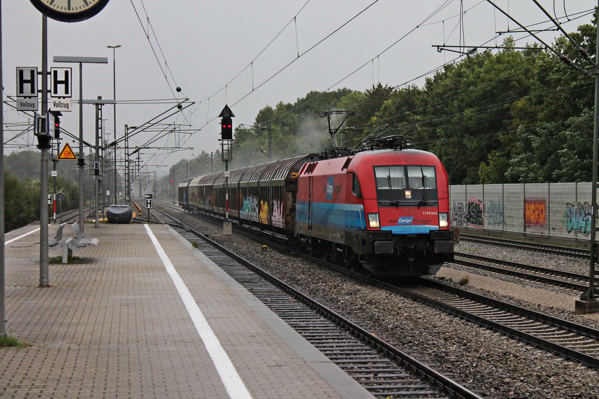 Am 12.09.2017 bespannte 1116 045  Rail Cargo Hungaria  dem kurzen H-Wagen Zug 49838 (Brennero - München Nord), als sie bei Regen durch den Bahnhof von Zorneding in Richtung Norden fuhr.
