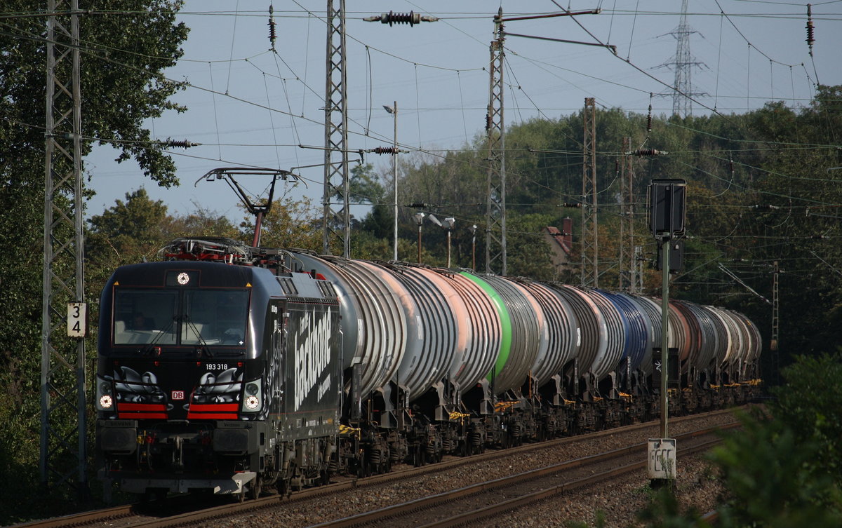 Am 12.09.2020 erhielt ich von einem gutem Freund die Nachricht, dass sich 193 318 auf den weg von Neuwied nach Gelsenkirchen-Bismarck über Moers gemacht hab. Am besagten Tag, nur wenige Stunden nach der Nachricht zog der Schwarze Vectron von DB Cargo einen Kesselwagenzug zum besagten Ziel durch Rumeln. 