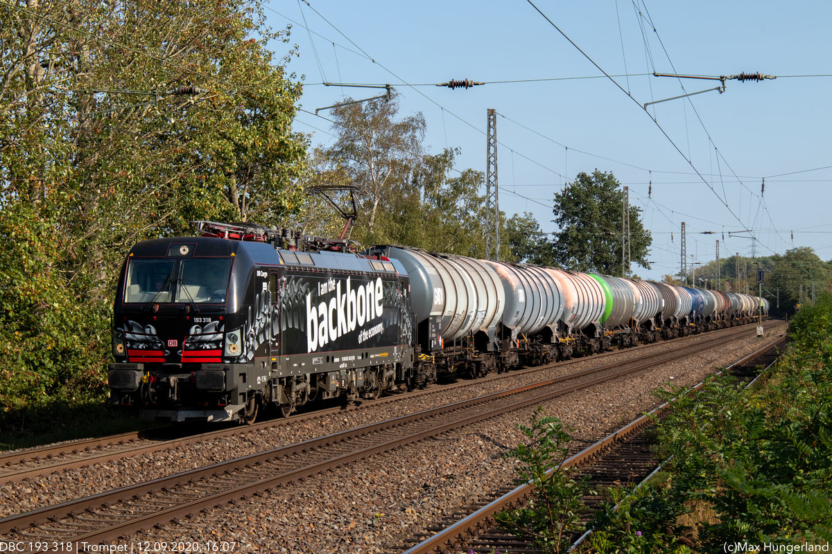 Am 12.09.2020 konnte ich die damals noch relativ neue 193 318  Backbone  mit einem Kesselzug in Trompet aufnehmen.