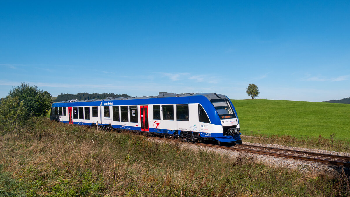 Am 12.09.22 war der erste Betriebstag für die *neuen* Lint 41 Triebwagen auf der Bahnstrecke zwischen Schongau und Augsburg, hier konnte in der Mittagssonne 1648 832-1 bei der Ausfahrt in Peiting-Ost abgelichtet werden.