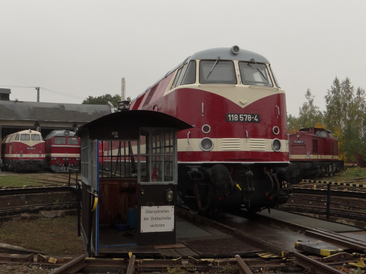 Am 12.10.13 fand beim TEV Weimar wieder ein BW Fest statt. Hier zusehen die neu lackeirte 118 578-4 (im der Versuchslackierung), 118 788-9, 120 198-7 und 112 483-3.