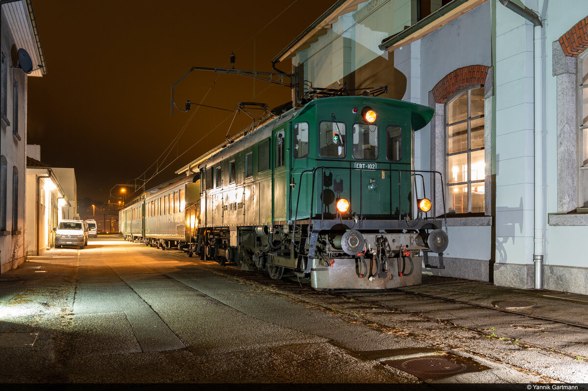 Am 12.11.2022 steht VHE Emmental Be 4/4 102 neben dem historischen Depot in Olten anlässlich der Fondue Fahrt 2022
