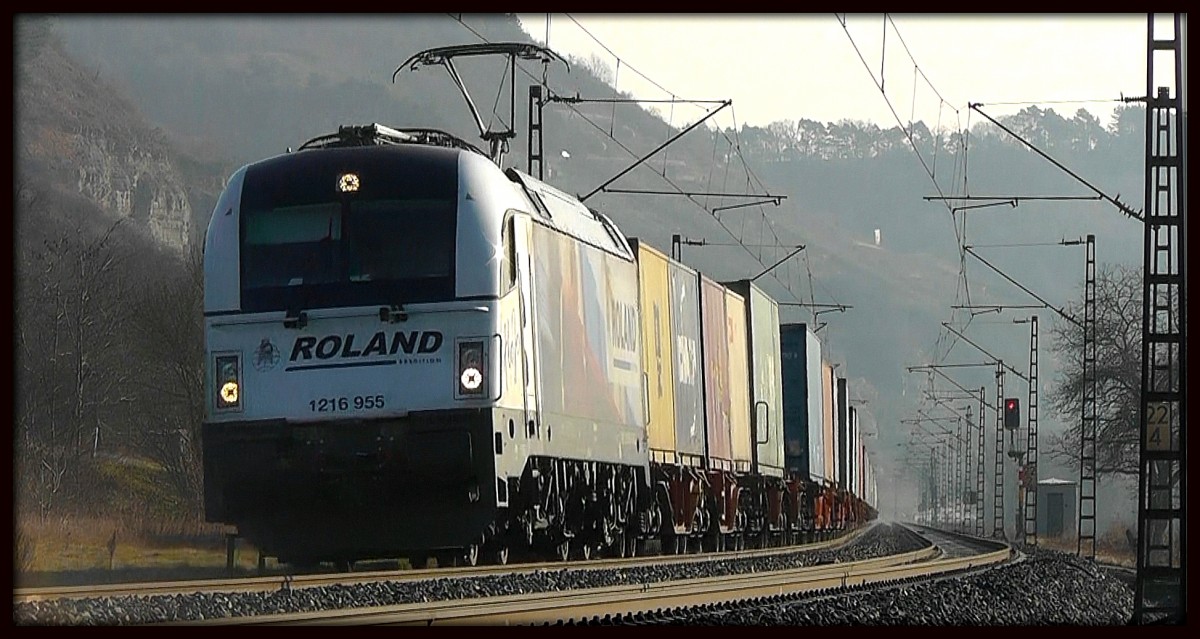 Am 12.1.13 war der Roland Taurus, welcher für die Wiener Lokalbahn verkehrt, im Maintal unterwegs.
Aufgenommen bei Karlstadt am Main. 