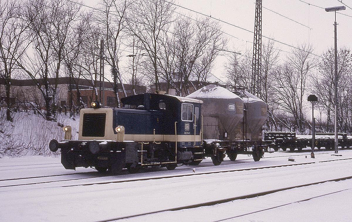 Am 12.1.1987 brachte Köf III 332014 aus Lengerich den Üg 6817 mit einem Wagen bis nach Hasbergen. Dort übernahm dann der von Hasbergen nach Osnabrück verkehrende Üg mit 211 bzw. 212 die weitere Beförderung.