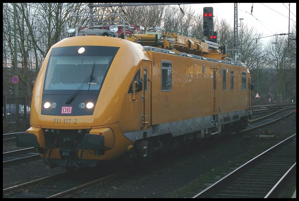 Am 12.1.2004 fuhr dieser damals moderne 711117 um 9.53 Uhr durch den oberen Bahnhofsbereich des HBF Osnabrück.