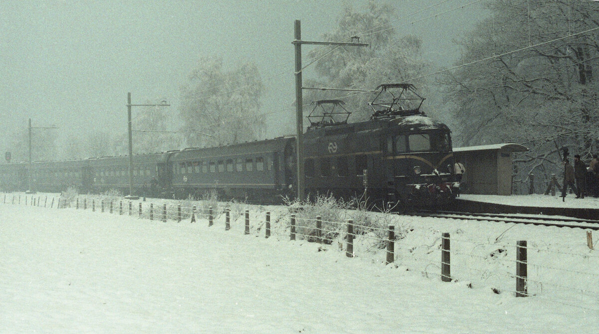 Am 12.12.1981 wurden die Altbauloks der NS Reihe 1000 verabschiedet. Es gab eine Sonderfahrt von Utrecht nach Barneveld. Hier der Fotohalt in Barneveld Noord von NS 1001 mit Zug 61000. Scanbild 92575, Kodacolor400.