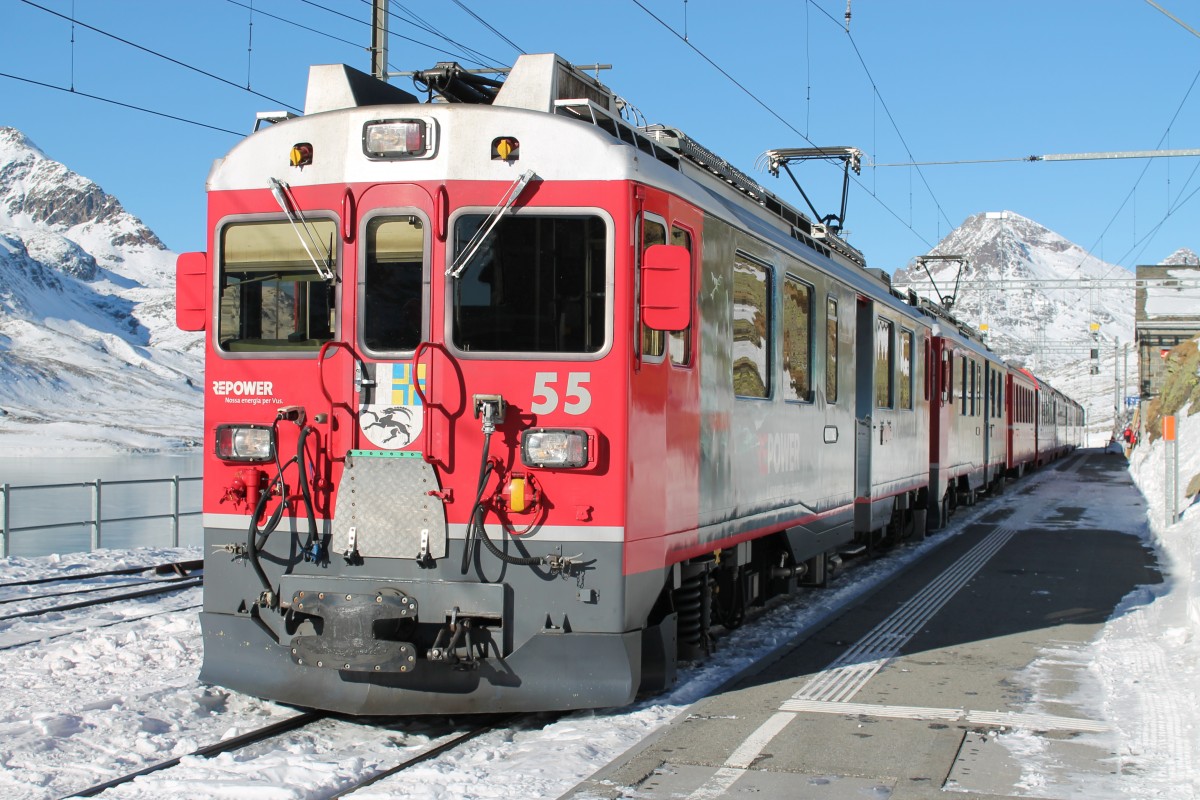 Am 12.12.2013 wurde der Bernina-Express von den beiden ABe 4/4 III 55  Diavolezza  und 56  Corviglia  (beide mit REPOWER-Werbung) über den Berninapass gezogen. Hier in Ospizio Bernina.