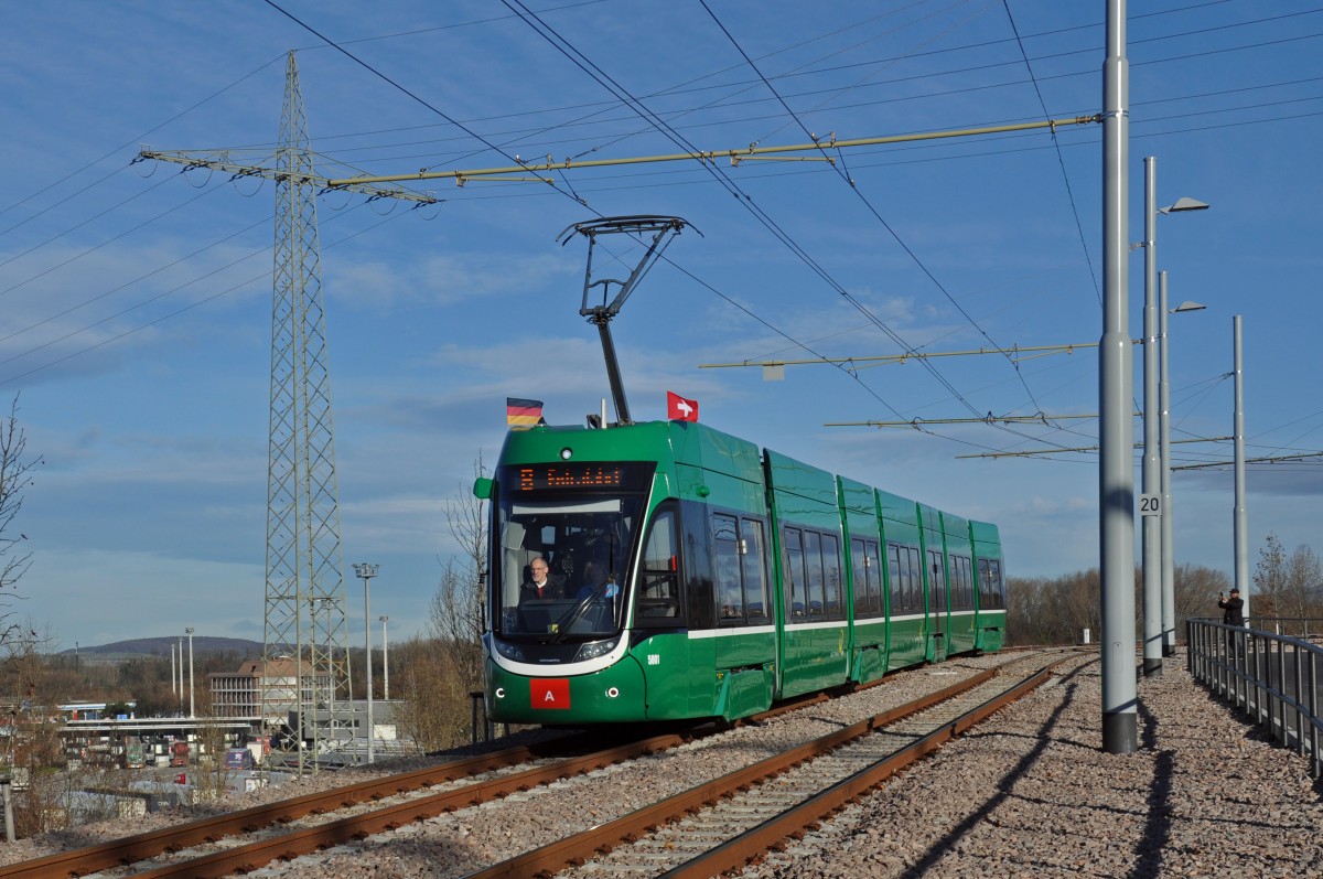 Am 12.12.2014 wurde die nach Weil am Rhein verlängerte Linie 8 mit vielen geladenen Gästen feierlich eröffnet. Nach der Feier bei der Schlaufe in Weil fahren die Ehrengäste zurück zum Zoll Weil Friedlingen um dort ein Band zu durchschneiden.