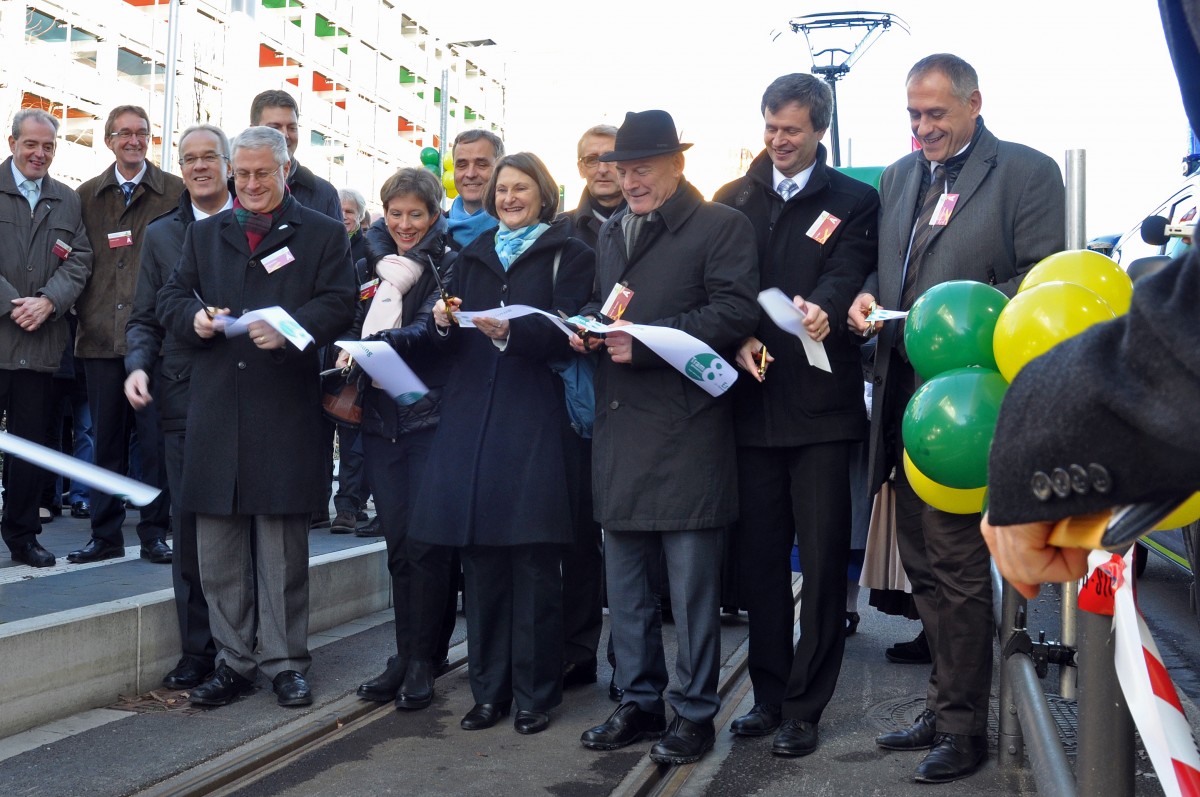 Am 12.12.2014 wurde die nach Weil am Rhein verlängerte Linie 8 mit vielen geladenen Gästen feierlich eröffnet. Das Band ist durchschnitten und ab dem 14.12.2014 fahren erstmals seit 1967 wieder Basler Drämmli nach Deutschland. 