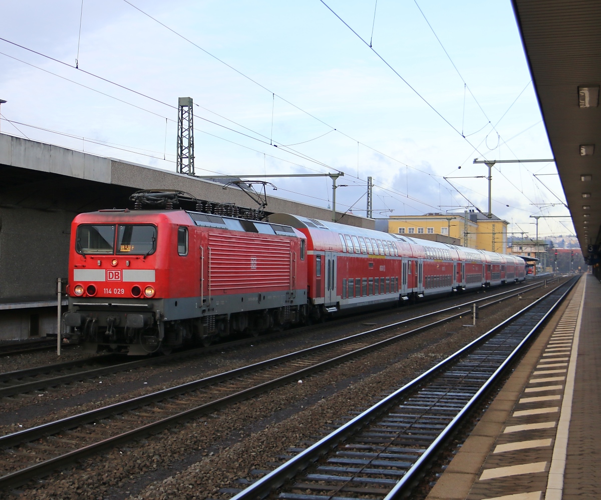 Am 12.12.2015 bespannt die 114 029 den RE nach Frankfurt a.M. Hbf. Hier nie der Abfahrt in Fulda.