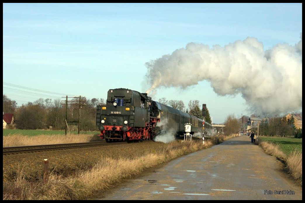 Am 12.12.2015 kam 351019 Tender voraus mit einem elf Wagen Sonderzug aus Cottbus zum Weihnachtsmarkt nach Görlitz. Hier um 10.45 Uhr hat der Zug gerade den Bahnhof Horka passiert.