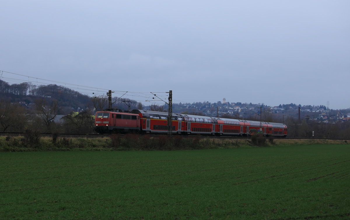 Am 12.12.2020 zog 111 197 den Wupper-Express nach Aachen Hbf durch die Felder von Wetter(Ruhr). 