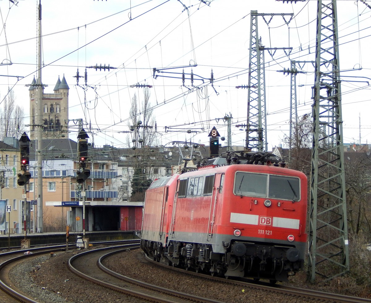 Am 12.2 kam 146 266 mit 111 121 am Haken als Prb70997 durch Düsseldorf Volksgarten gefahren.

Düsseldorf 12.02.2016
