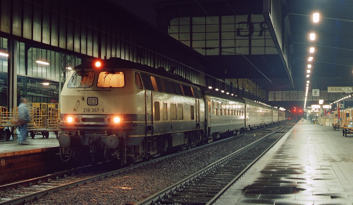 Am 12.2.1989 hat keiner daran gedacht, dass 218 387 eines Tages einmal im Auftrag der Kurhessenbahn in  DB-Altrot  erstrahlen würde. Hier legt sie vor einem Schnellzug von Paris über Bad Kreuznach nach Frankfurt einen kurzen Halt in Mainz Hbf ein.