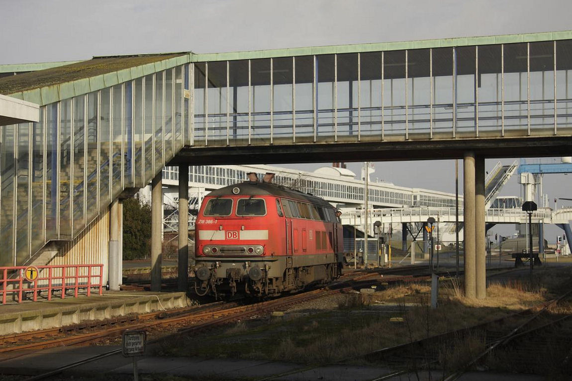 Am 12.2.2014 kam ausnahmsweise wieder mal eine 218 im Intercity Dienst nach Puttgarden. Durch Ausfall des dänischen ICE 3 kam es zum Einsatz der 218386, hier
beim Umsetzen um 13.45 Uhr im Fährhafen Bahnhof Puttgarden.