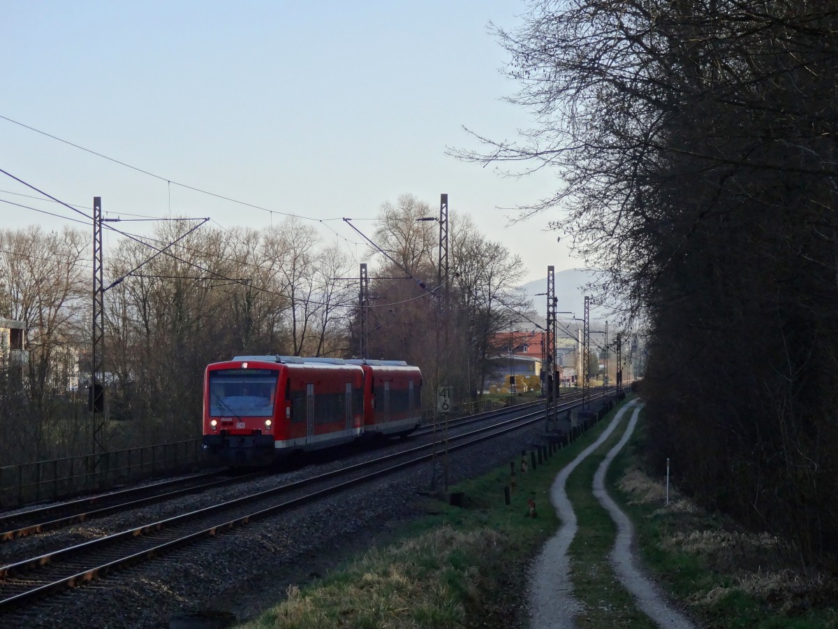 Am 12.3.14 bremste der 650 028 langsam aber sicher ab, um am nächsten Bahnhof Kirchentellinsfurt gut zum stehen zu kommen.
Falls der Lokführer das Bild sehen sollte, wo gibts den diese coole Sonnenbrille? :D

