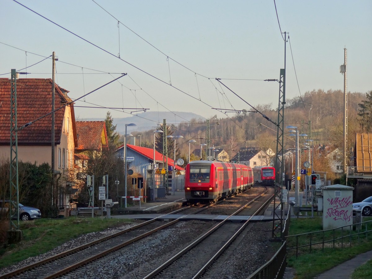 Am 12.3.14 schoss 611 020 mit einer unerkannten Garnitur sowie 611 044 am Zugschluss durch den Bahnhof Wannweil in Richtung Tübingen.
Der Zug wird in Tübingen geteilt, sodass der vordere Zugteil in Richtung Aulendorf und der hintere nach Rottenburg fährt.
 