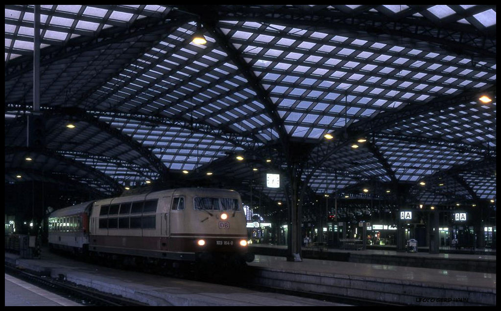 Am 12.3.1997 um 18.35 Uhr steht 103164 mit dem IC Wörthersee nach Münster in der Bahnsteighalle des HBF Köln und wartet auf die Abfahrt.