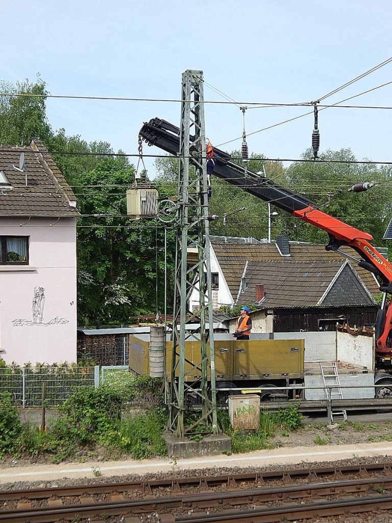 Am 12.5.15 konnte ich in Bad Honnef beobachten wie dieser kleine Trafo welcher noch vor wenigen Minuten am Mast hing abmontiert und vom Schrotthändler mitgenommen wurde. Ersetzt wurde er nicht da die Halterung direkt mit abmontiert wurde.

Bad Honnef 12.05.2015