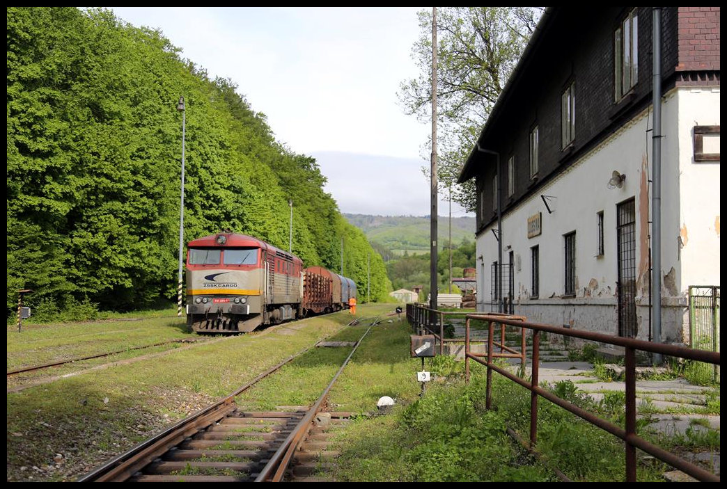 Am 12.5.2019 stand die ZSSR 751076-1 abfahrbereit mit ihrem Güterzug nach Plesivec im Endbahnhof Dobsina.